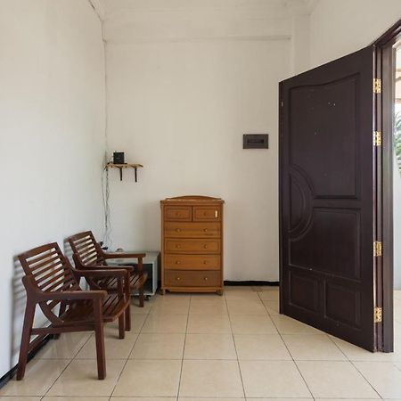 RedDoorz near Widya Mandala University Surabaya Esterno foto