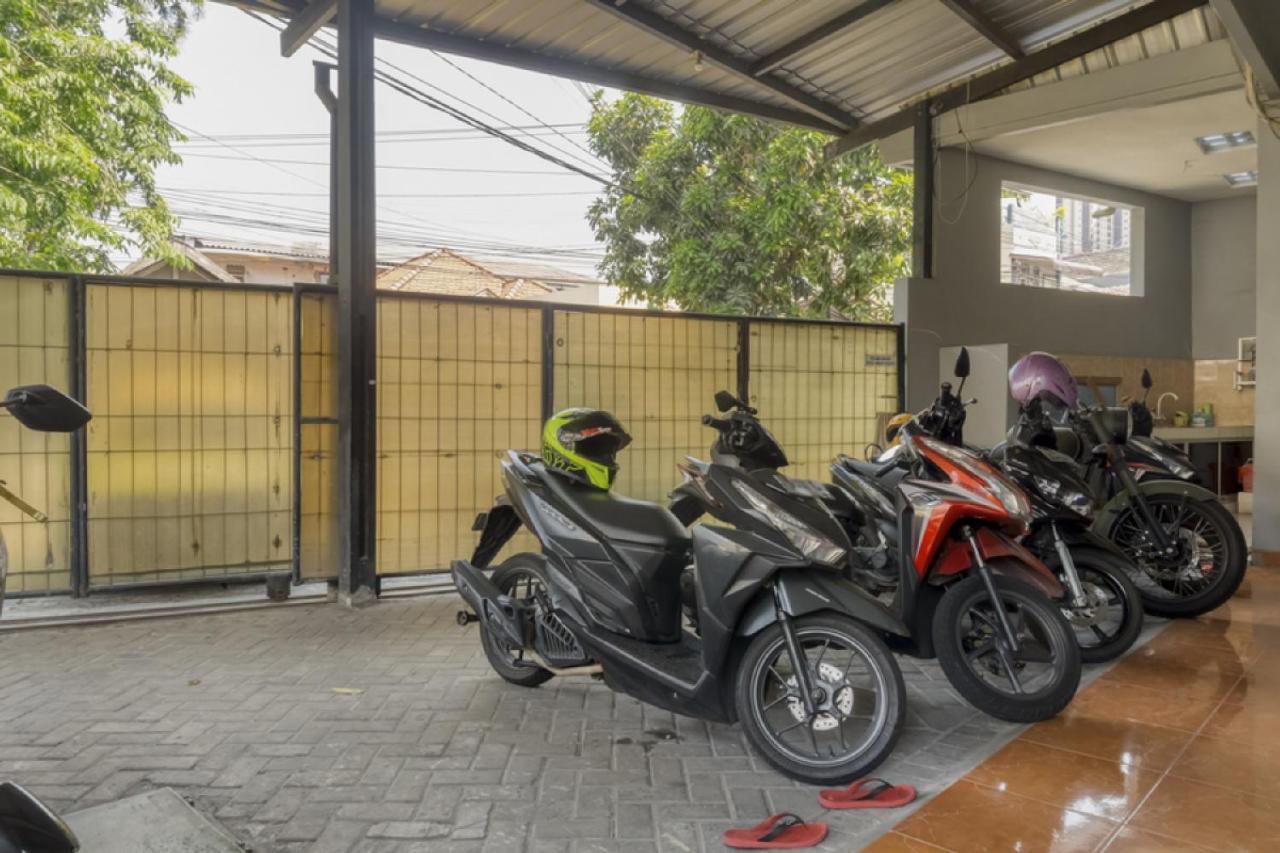 RedDoorz near Widya Mandala University Surabaya Esterno foto