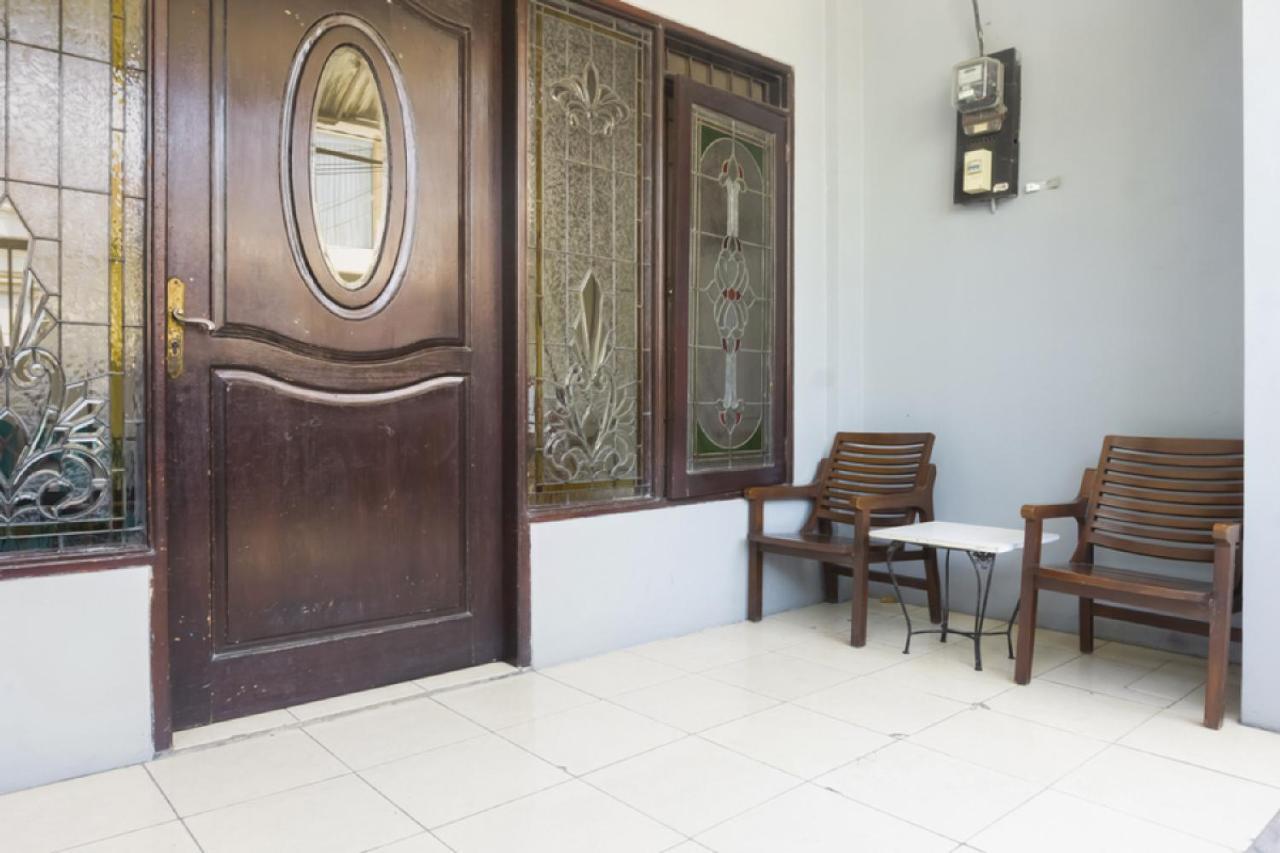 RedDoorz near Widya Mandala University Surabaya Esterno foto