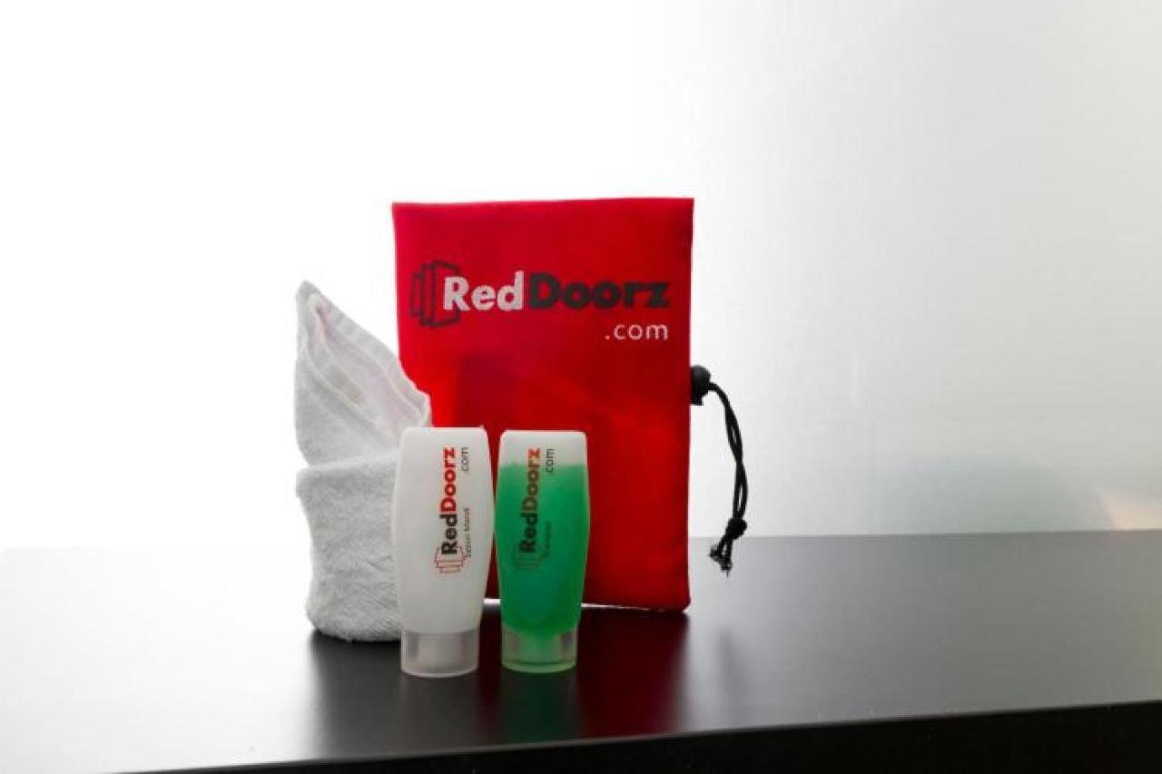 RedDoorz near Widya Mandala University Surabaya Esterno foto