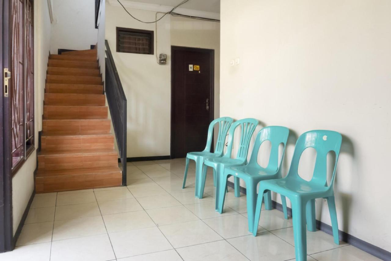 RedDoorz near Widya Mandala University Surabaya Esterno foto