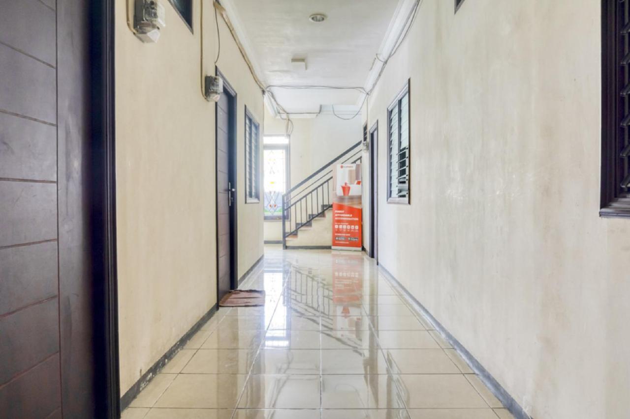RedDoorz near Widya Mandala University Surabaya Esterno foto