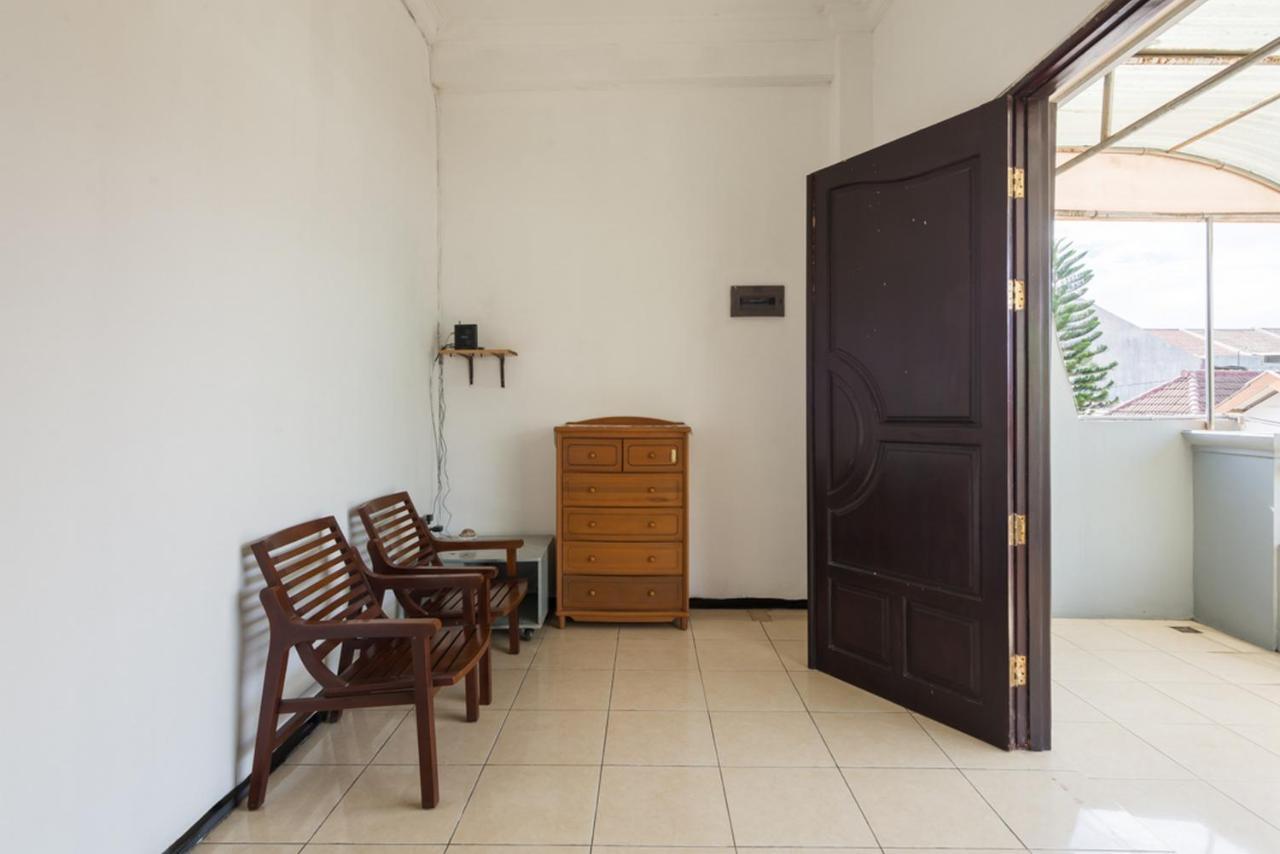 RedDoorz near Widya Mandala University Surabaya Esterno foto