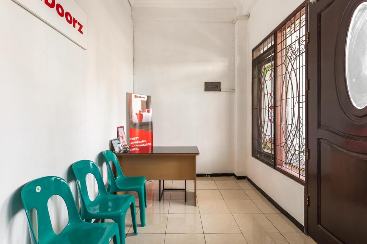 RedDoorz near Widya Mandala University Surabaya Esterno foto