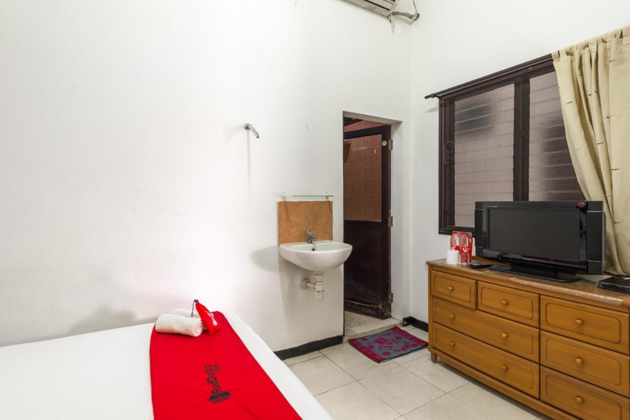 RedDoorz near Widya Mandala University Surabaya Esterno foto