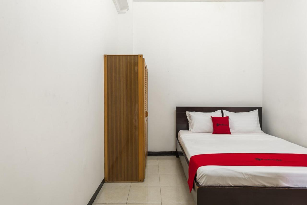 RedDoorz near Widya Mandala University Surabaya Esterno foto