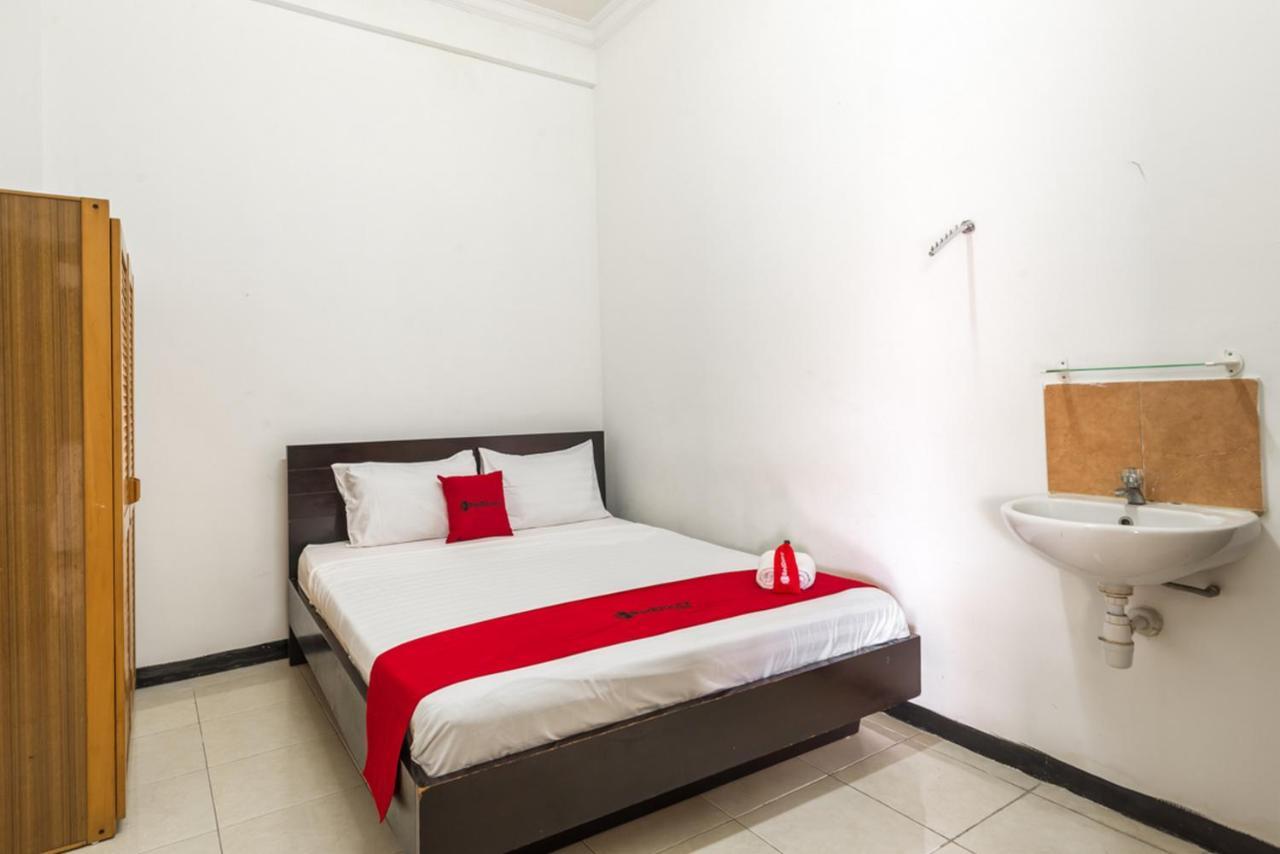 RedDoorz near Widya Mandala University Surabaya Esterno foto